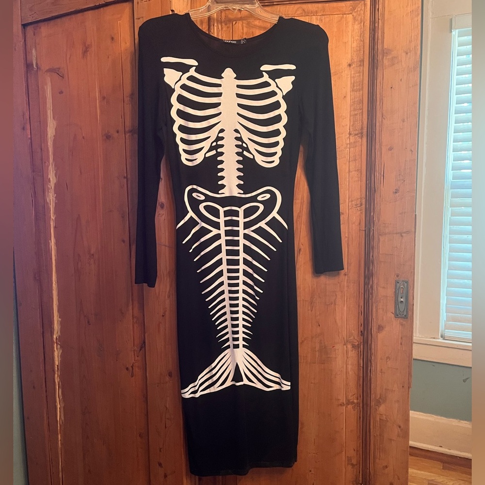 Boohoo Black and White Skeleton Print Bodycon Dress…NWT